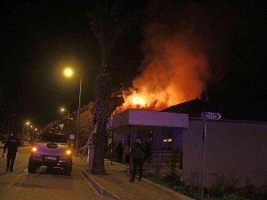 Fethiye’de 2 Katlı Evin Çatısı Alev Alev Yandı