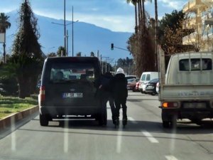 Araca Tutunan Patenli Arkadaşına Sarılarak Kazaya Davetiye Çıkardı