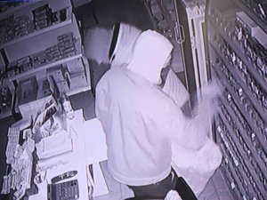 Levye Demiri İle Açtıkları Marketten Sigaraları Ve Paraları Torbalara Doldurarak Çaldılar
