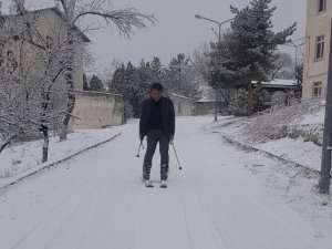 Okul Yolunu Kayak Pistine Çeviren Öğretmen, Kayarak Okula Gidiyor