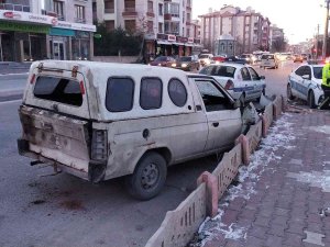 Hırsızlık Şüphelileri Kovalamacada Polis Aracına Çarpıp Yakalandı