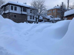 Kar Kalınlığı 60 Santimetreye Ulaştı, Araçlar Karın Altında Kayboldu
