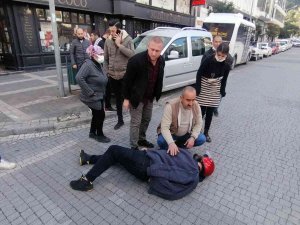 Kazada Yaralanarak Yerde Yatan Adama Vatandaşlardan ’Sıcak’ Dokunuş