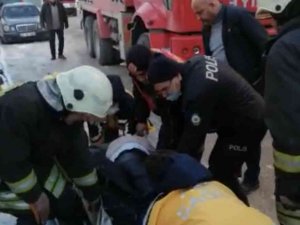 Dumandan Etkilenen Kadın Sedye İle Dışarı Çıkarıldı