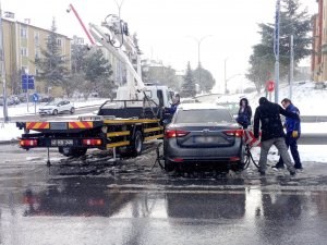 Kaza Yapan Sürücünün Yardımına Zabıta Ekipleri Yetişti
