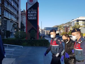 Cezaevi Firarisi, Girdiği Eczanede Tesadüfen Kendini Arayan Jandarma İle Karşılaşınca Yakayı Ele Verdi