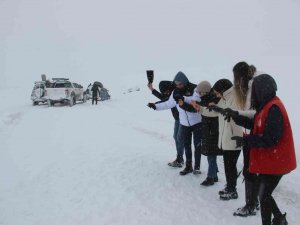 Araçlar Kara Saplandı, Onlar Halay Çekti