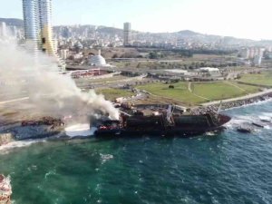 Kartal’da Karaya Oturan Gemi Alev Alev Yandı