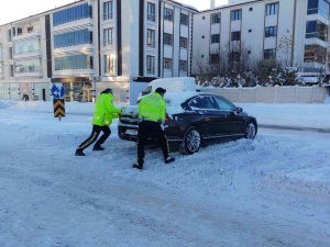 Elazığ’da Yolda Kalan Vatandaşların Yardımına Trafik Polisleri Koştu