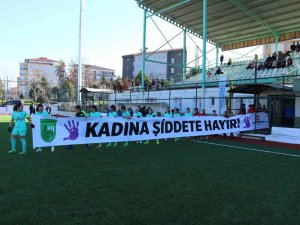 Avrupa’nın En İ̇yi Türk Kadın Futbolcusu Defterli Şiddete ’Hayır’ Dedi