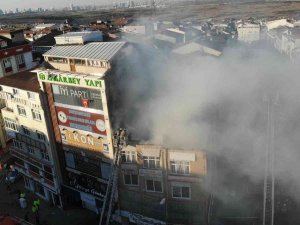 Sultangazi’de Binanın Çatısı Alev Alev Yandı