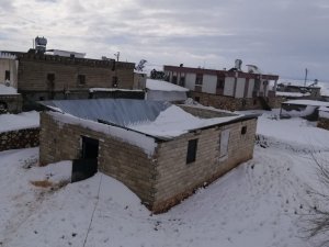 Kar Yağışına Dayanamayan Ahırlar Çöktü