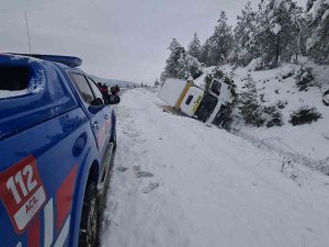 Ptt Kargo Kamyonu Yoldan Çıkarak Devrildi