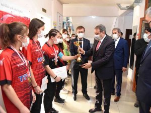 Gönen Kız Futbol Takımı Yarı Finallere Gidiyor