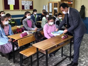 Alaşehir’de Öğrencilere Kaynak Kitap Desteği