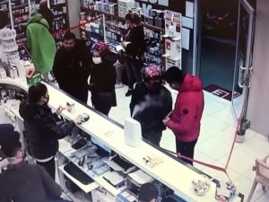16 Suç Kayıtlı Cezaevi Firarisi Kasklı Girdiği Eczanede Jasat Personeline Denk Gelince Baltayı Taşa Vurdu