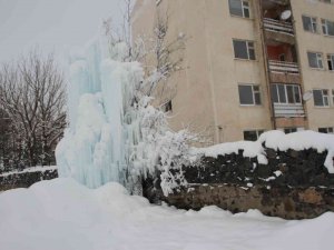 Su Şebekesi Patladı, Buz Kulesi Oluştu