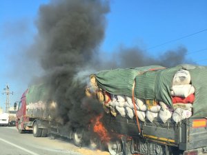 Alaşehir’de Hareket Halindeki Tırın Dorsesinde Yangın Çıktı