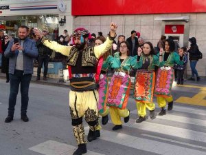 Yaya Önceliğine Dikkat Çekmek İçin, Yaya Geçidinde Folklor Oynadılar