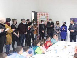 Minik Eller Çini Boyadı