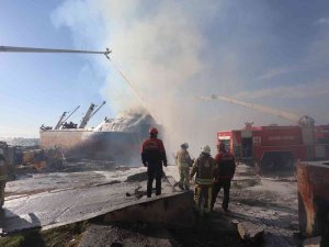 Kartal Belediyesi’nden Gemi Yangınını Söndürme Çalışmalarına Destek