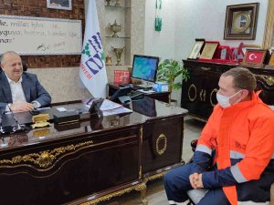 Temizlik İşçisi Yolda Bulduğu Parayı Sahibine Teslim Etti