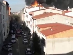 Esenyurt’ta Çatı Katı Alev Alev Yandı