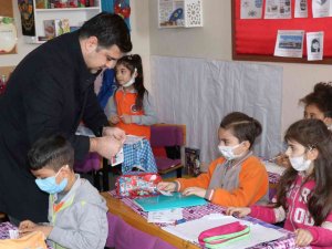 Turgutlu Belediyesinden Öğrencilere Karne Hediyesi