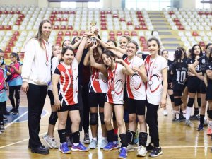 Voleybol Küçüklerde Şampiyonlar Kupasını Aldı