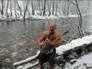 Eksi 6 Derecede Şort Giyip Kar Altında Türkü Söyledi