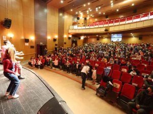 Efeler’de Tiyatro Oyunu Çocuklarla Buluştu