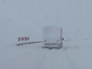 Van-çatak Karayolu Yeniden Trafiğe Kapatıldı