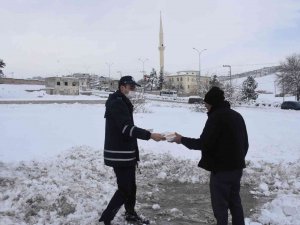 Belediye Başkanı Arabayla Mahsur Kalan Vatandaşları Taşıdı