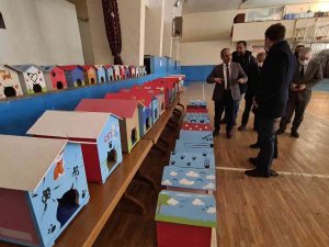 Öğrenciler Okullardan Çıkan Atık Malzemelerle Kedi Evleri Yaptı