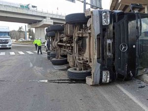 Vinç Yüklü Kamyon Yola Devrildi: 1 Yaralı