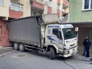 Gaziosmanpaşa’da Geri Geri Kayan Kamyonet Binaya Çarptı
