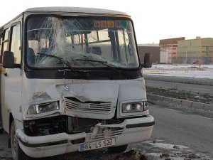 Tıra Arkadan Vuran İşçi Servisindeki 4 Kişi Yaralandı