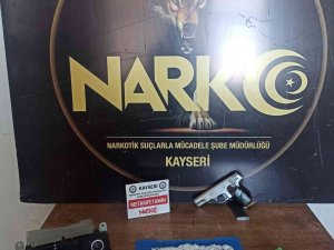Uyuşturucuyu Aracın Teybine Gizlemişler