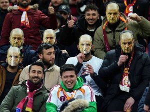 Galatasaray Taraftarından Yönetim Ve Futbolculara Protesto