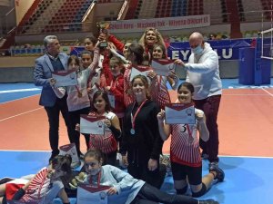 Dikili Cumhuriyet Ortaokulu Küçük Kızlar Voleybol Liginde İ̇zmir Şampiyonu