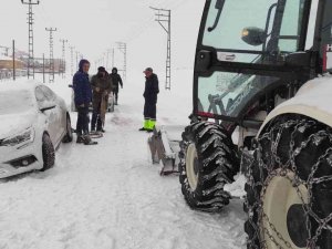 Kar Ve Tipi Nedeniyle Yolda Mahsur Kalanlar Kurtarıldı