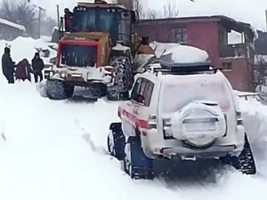 Yolu Kardan Kapanan Köydeki Hasta Kurtarıldı