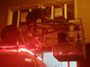Balkondan İnmeyen Kedinin Yardımına İtfaiye Koştu