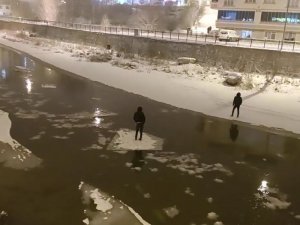 Buzu Sal Yapıp Çoruh’ta Gezintiye Çıkan Gençler Bu Kez Polise Takıldı