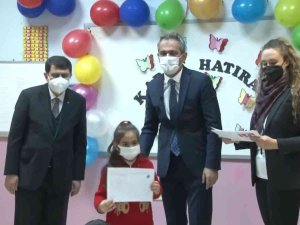 Bakan Özer İlkokul Öğrencilerine 1. Yarıyıl Karnelerini Dağıttı