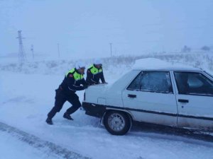 Kahramanmaraş’ta Yolda Kalan Vatandaşlara Yardım