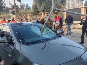 Devrilen Direk Otomobilin Ön Camına Saplandı, Sürücü Şans Eseri Ölümden Döndü