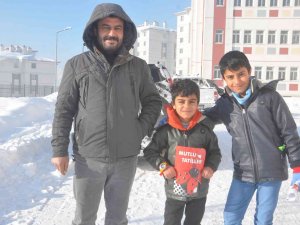 Yüksekovalı Çocuklar Soğuk Havalara Rağmen Karnelerini Aldılar
