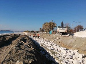 Dalgalar Sonucu Yıkılan İstinat Duvarı Yenileniyor