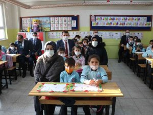 Öğrencilerin Karne Heyecanına Vali Ve Belediye Başkanı Da Ortak Oldu